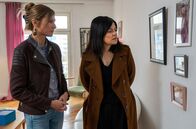 Letzte Spur Berlin – Mina Amiri (Jasmin Tabatabai, r.) versucht mit Unterstützung von Nadine Schneider (Julischka Eichel, l.), sich ein Bild von deren verschwundener Tochter Nele zu machen.