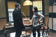 Elementary – Während der Ermittlungen in einem neuen Fall, plagen Joan Watson (Lucy Liu, r.) Zweifel, ob sie Sherlock Holmes (Jonny Lee Miller, l.) verlassen kann, um einen neuen Klienten zu übernehmen ...