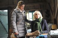 Sturm der Liebe – ARD STURM DER LIEBE FOLGE 1736 Uhr im ERSTEN. Marlene (Lucy Scherer, l.) hat sich bereit erklärt, mit Charlotte (Mona Seefried, r.) den Ort aufzusuchen, an dem diese ihr Gedächtnis verloren hat, in der Hoffnung, dass die Erinnerung zurückkehrt.