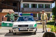 Hubert ohne Staller – Hubert (Christian Tramitz, r.) und Girwidz (Michael Brandner) werden zu einem Tatort gerufen. Auf einem Ferienbauernhof ist ein Mord geschehen.