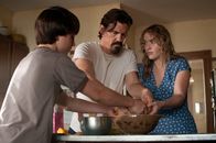 Labor Day – Gemeinsam geht alles besser: Gattlin Griffith als Henry, Josh Brolin als Frank, Kate Winslet als Adele