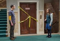 The Big Bang Theory – Sie wird von Kirpke und Stuart auf ein Date eingeladen, während er versucht, mit anderen Frauen anzubandeln: Doch am Ende stehen sich Sheldon (Jim Parsons, l.) und Amy (Mayim Bialik, r.) alleine gegenüber ...