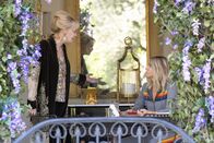 Hacks – Deborah (Jean Smart, l.) und DJ (Kaitlin Olson, r.) geraten bei einem tiefgründigen Mutter-Tochter-Gespräch aneinander – was als ehrlicher Austausch beginnt, endet in einem hitzigen Streit.
