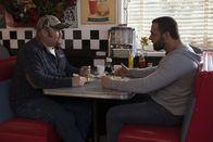 Versprochen ist versprochen 2 – Noels Vater Larry (Larry the Cable Guy, l.) plant mit Kumpel Claude (Santino Marella, r.), wie er am Weihnachtsabend zum Albtraum für den neuen Mann seiner Ex werden kann ...