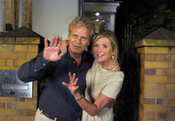 Was glücklich macht – Peter (Peter Sattmann) und Charlotte (Jutta Speidel) verabschieden ihre Freunde.