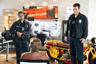 The Rookie – Officer Nolans (Nathan Fillion, r.) Identität wurde gestohlen und mit seinem Geld Mengen an Luxusartikeln gekauft, doch Nyla Harper (Mekia Cox, l.) und er konnten den Täter durch dessen Smartwatch orten.