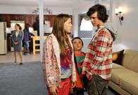 The Middle – Sue (Eden Sher, l.), Brick (Atticus Shaffer, M.) und Axl (Charlie McDermott, r.) können nicht glauben, dass ihre Eltern ernsthaft einen Umzug in Betracht ziehen. Sie müssen etwas unternehmen, um sie davon abzubringen ...
