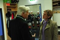 SOKO Stuttgart – Der Präsident der Eishockey-Profis, Klaus Schatzschneider (Philipp Brenninkmeyer, l.) ist verärgert über die Vorgehensweise der SOKO-Chefermittlerin Martina Seiffert (Astrid M. Fünderich, r.), weil sie seine Spieler direkt vor dem Spiel vernehmen will.