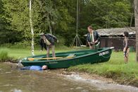 Hubert und Staller – Am Starnberger See plündert ein Unbekannter Schwanennester. Hubert (Christian Tramitz, M.) und Staller (Helmfried von Lüttichau, l.) sollen den Täter erwischen - am besten natürlich auf frischer Tat. Sie finden jedoch nicht den Eierdieb, sondern die Leiche eines Kunsthändlers. Für "Hobby-Detektiv" Timo Weidner (Can Schneider, r.) die Chance, endlich mal in einem realen Fall zu ermitteln ...