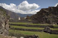 Stadt Land Kunst – Seit seiner Entdeckung ranken sich zahlreiche Legenden um den Machu Picchu und seine ehemaligen Bewohner. Auch so manch einen Indiana Jones hat das Wahrzeichen Perus schon angezogen ...