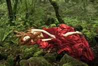 Das Märchen der Märchen – Nach einer Liebesnacht mit dem König hat ein Zauber Dora (Sacy Martin) diese jugendliche Gestalt gegeben.