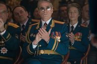 Red Sparrow – Der russische General Vladimir Kortschnoi (Jeremy Irons, M.) und Ausbilderin "Matron" (Charlotte Rampling, r.) beobachten die Fortschritte von Dominika sehr genau.