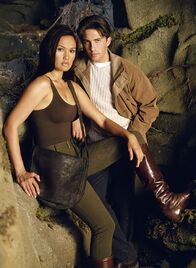 Relic Hunter - Die Schatzjägerin – Nigel Bailey (Christen Anholt), Sydney Fox (Tia Carrere).