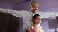 Das grenzt an Liebe – Wer hätte das gedacht? Durch Sarah (Sterling Jerins) kommen bei Oren (Michael Douglas) gute Seiten zum Vorschein.