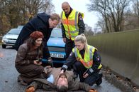 Großstadtrevier – Gleiche Stelle, gleiches Auto, wieder ein Montag: Lukas Petersen (Patrick Abozen, 2.v.r.) und Jessy (Farina Flebbe, r.) wollen einen eigentlich harmlosen Auffahrunfall zwischen den Halbbrüdern Roderick Brüggemann (Uke Bosse,2.v.l.) und Guido Schneider (Andreas Birkner, liegend) aufnehmen, dabei wird Guido Schneider überfahren. Schneiders Verlobte Sherin Noury (Leila Abdullah, l.) ist entsetzt.