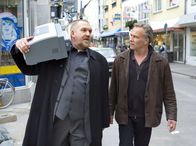 Tatort – Die Kommissare Freddy Schenk (Dietmar Bär) und Max Ballauf (Klaus J. Behrendt) beschlagnahmen ein Beweisstück.
