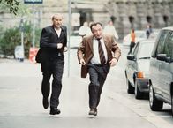 Tatort – Im Dauerlauf zum Einsatz: Die Kommissare Ehrlicher (Peter Sodann, rechts) und Kain (Bernd Michael Lade) hetzen vom Polizeipräsidium in Leipzig zu ihrem Dienstwagen.