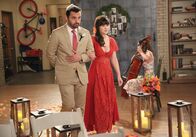 New Girl – Nick (Jake Johnson, l.) und Jess (Zooey Deschanel, r.) entschließen sich dazu, zusammen zur Hochzeit ihrer Freunde zu gehen, um nicht alleine dazustehen, doch dann taucht plötzlich Reagan auf ...