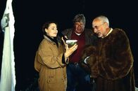 Löwenzahn Classics – Die Biologin (Maria Fitzi, l.) erklärt Peter (Peter Lustig, r.) und Herrn Paschulke (Helmut Krauss, M.), dass sie in ihren weißen Tüchern braune Bären gefangen hat.