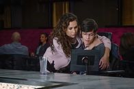 Speechless – Verbringen einen schönen Tag zusammen: Maya (Minnie Driver, l.) und JJ (Micah Fowler, r.) ...