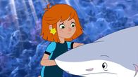 Hexe Lilli – Lilli schwimmt mit einem Hai.