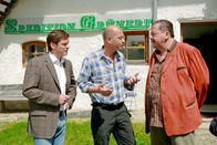 Die Rosenheim-Cops – Matthias Widmann (Klaus-Peter Bülz, m.) macht gegenüber Korbinian Hofer (Joseph Hannesschläger, r.) und Christian Lind (Tom Mikulla) eine aufschlussreiche Aussage, denn er will den Tatverdächtigen gesehen haben.
