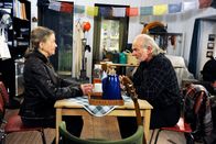 Rote Rosen – ARD ROTE ROSEN FOLGE 1523 Uhr im ERSTEN. Hannes (Claus Dieter Clausnitzer, r.) ist enttäuscht, als er mit seinem Privatkonzert bei Susi Schmidt (Gerlinde Dillge, l.) nichts erreicht.
