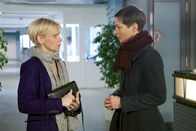 In aller Freundschaft – Anja Franks (Henriette Richter-Röhl, rechts) Mutter und Dr. Kathrin Globischs (Andrea Kathrin Loewig) Patientin Jutta Frank ist verschwunden. Kathrin hatte Jutta gerade mit dem Verdacht konfrontiert, dass Jutta möglicherweise an Demenz leidet. Jutta ist vor der Wahrheit geflohen, die sie selbst schon ahnte.