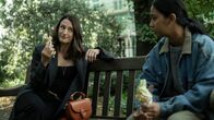 Killing Eve – Hélène (Camille Cottin, l.) vertraut auf ihr Auge für neue Talente. Sie glaubt, dass Pam (Anjana Vasan, r.) das Zeug zu einer ausgezeichneten Profi-Killerin hat.