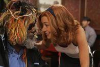 How I Met Your Mother – Nachdem sich Lily (Alyson Hannigan, r.) von Marshall getrennt hat und nach San Francisco gezogen ist, womit er überhaupt nicht klarkommt, genießt sie ihr Leben mit Funk-Legende George Clinton (George Clinton, l.) ...