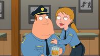 Family Guy – Joe (l.) glaubt, dass Bonnie ihn in Paris betrogen hat und schläft aus Trotz mit einer neuen Mitarbeiterin (r.) ...