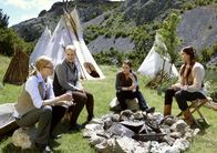 Winnetous Weiber – Simone (Teresa Weißbach, li.), Gabriele (Floriane Daniel, 2. v. li.), Nora (Josephin Busch) und Maren Bogner (Nina Kronjäger, r.) campen im Indianerdorf.