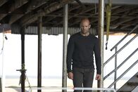 The Mechanic – Als Arthur (Jason Statham) zufällig einen der Männer entdeckt, von denen er dachte, dass sie bei der Südafrika-Mission getötet worden seien, erfährt er, dass nicht Harry die Mission verraten und verkauft hat, sondern Dean es war. Der Dean, der ihn anheuerte, Harry zu töten ...