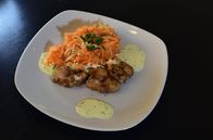 Zu Tisch ... – Eine besondere Spezialität: Skrei-Zungen mit Remoulade und Rohkostsalat