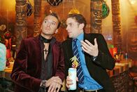 Verliebt in Berlin – Hugo (Hubertus Regout, l.) ist mit Max (Alexander Sternberg, r.) auf einen Drink in die Tiki-Bar mitgekommen, ohne zu ahnen, dass sie dort auch Yvonne wieder treffen ...