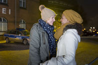 Notruf Hafenkante – Melanie (Sanna Englund, l.) fühlt sich zu Helen (Dennenesch Zoudé, r.) hingezogen.