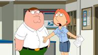 Family Guy – Als Lois (r.) einen Nebenjob im Postamt annimmt, findet sie eine Kiste mit nie zugestellten Briefen. Auch von Peter (l.) ist einer für eine Frau namens Gretchen Mercer darunter. Doch was hat dieser zu bedeuten?