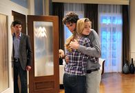 Sturm der Liebe – ARD STURM DER LIEBE FOLGE 1449 Uhr im ERSTEN. Konstantin (Moritz Tittel, l.) sieht traurig, wie nahe sich Peter (Daniel Fünffrock, r.) und Theresa (Ines Lutz, M.) sind.