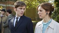 Der junge Inspektor Morse – Endeavour Morse (Shaun Evans) braucht bei der Aufklärung des Falls Adrien Weiss die Hilfe von Reporterin Dorothea Frazil (Abigail Thaw).