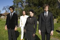 The IT Crowd – Nieuwe Britse sitcom over de driekoppige IT-afdeling van Reynholm Industries in de kelders van een kantorencomplex in centraal Londen. Met: Chris O'Dowd (Roy), Richard Ayoade (Maurice Moss), Katherine Parkinson (Jen), Chris Morris (Denholm Reynholm), Noel Fielding (Richmond Avenal) e.a. Scenario: Graham Lineham