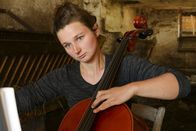 Ich, Bauer – Früher spielte Miriam in fünf Orchestern Cello. Doch ganz will sie ihr Instrument nicht aufgeben. Und der leere Stall ist ein passender Proberaum…