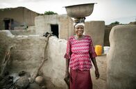 Kadoua und die Elefanten – Im 1.000-Seelen-Dorf Kollo, im Süden von Burkina Faso, sehnt sich Kadoua Yogo nach einer besseren Zukunft für ihre Familie.