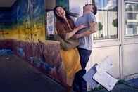 neoriginal: Like a Loser – Julian (Ben Münchow) und Marie (Tinka Fürst) stoßen etwa 16 Jahre nach ihrer Schulaffäre wie durch Zufall wortwörtlich zusammen.