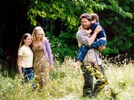 Mutter wider Willen – Erik Stolz (Francis Fulton-Smith, 2. v. re.) verblüfft Sonja Arnold (Anica Dobra, 2. v. li.) mit der liebevollen Art, mit der er sich den Waisenkindern Nina (Ricarda Mattes, li.) und Max (Jonathan Beck) widmet.