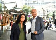 Das Traumschiff – Nachdem Oskar Schifferle (Harald Schmidt) die ganze Nacht verschwunden war, ist Hanna Liebhold (Barbara Wussow) froh, ihn wohlbehalten gefunden zu haben.