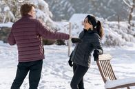 Sturm der Liebe – Lale (Yeliz Simsek, r. mit Lukas Leibe, l.) erkennt schmunzelnd, dass Stella zwar nett und engagiert, aber keine gute Fitnessvideo-Partnerin ist.