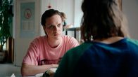 30 Tage Lust – Veränderter Look, neue Essensauswahl: Zeno (Simon Steinhorst) will Freddy (Linda Blümchen) demonstrieren, dass er keineswegs im Gewohnten festgefahren ist.