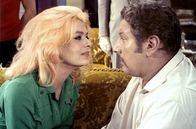 Topkapi – Mit weiblichem Charme überredet Elizabeth (Melina Mercouri) Mr. Simpson (Peter Ustinov), seine Höhenangst zu vergessen, um den spektakulären Coup nicht zu gefährden.