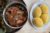 Stadt Land Kunst – Zu Tisch an der Elfenbeinküste: gedünsteter Fisch in scharfer Soße mit hausgemachten Klößchen aus Maniok und Kochbananen