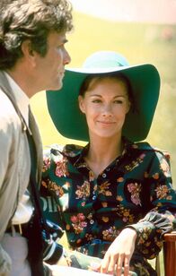 Columbo – Peter Falk (Insp. Columbo), Joanna Cameron (Lorna McGrath).